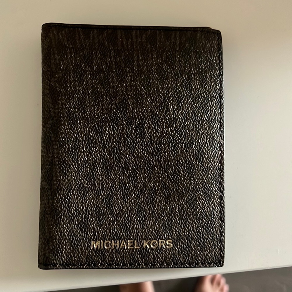 Michael Kors passport holder / wallet